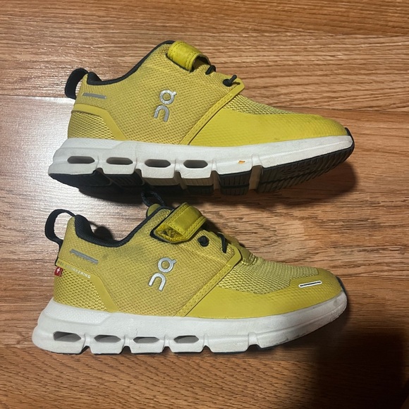 On Running Other - COPY - Kids On Cloud Velcro sneakers size 11